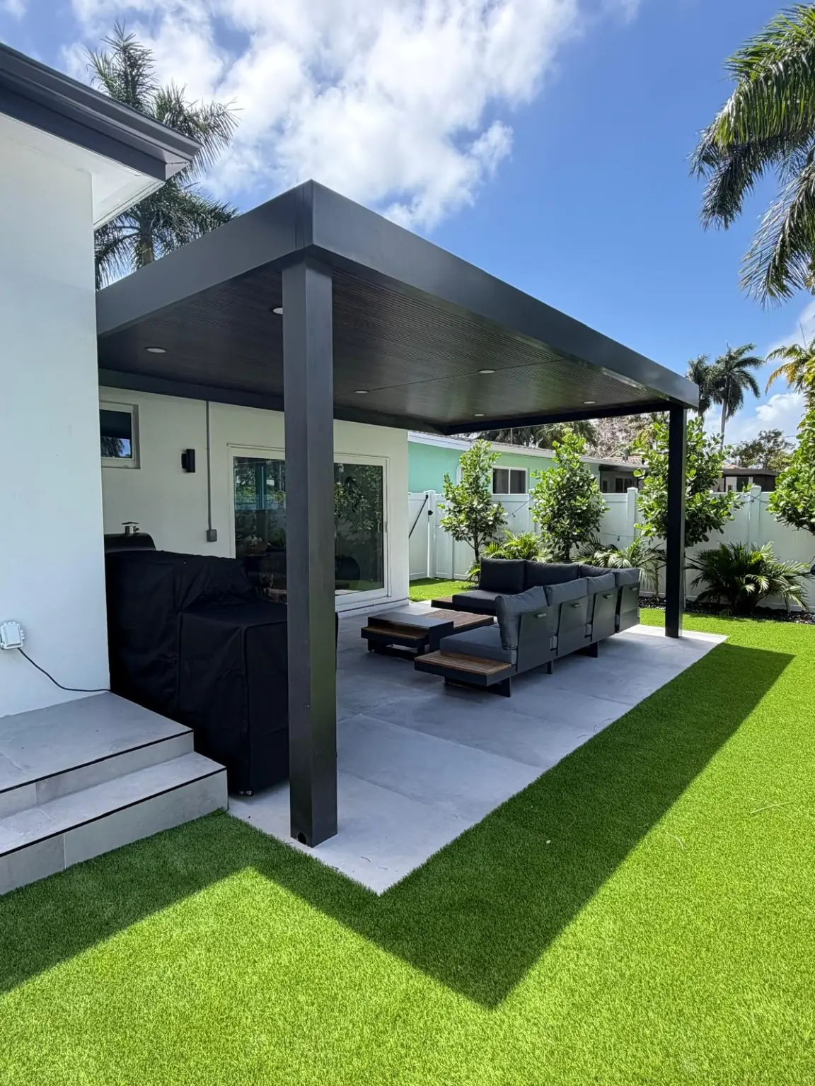 Aluminum pergola by Aluminio Milan for a home near Hialeah, Florida