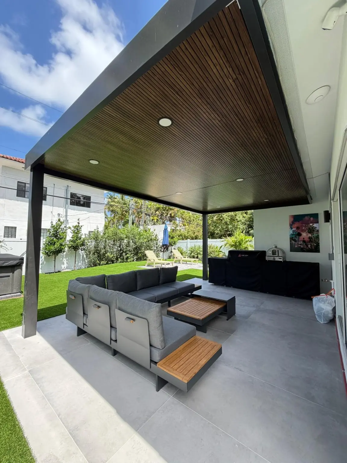 Aluminum pergola by Aluminio Milan for a home near Doral, Florida
