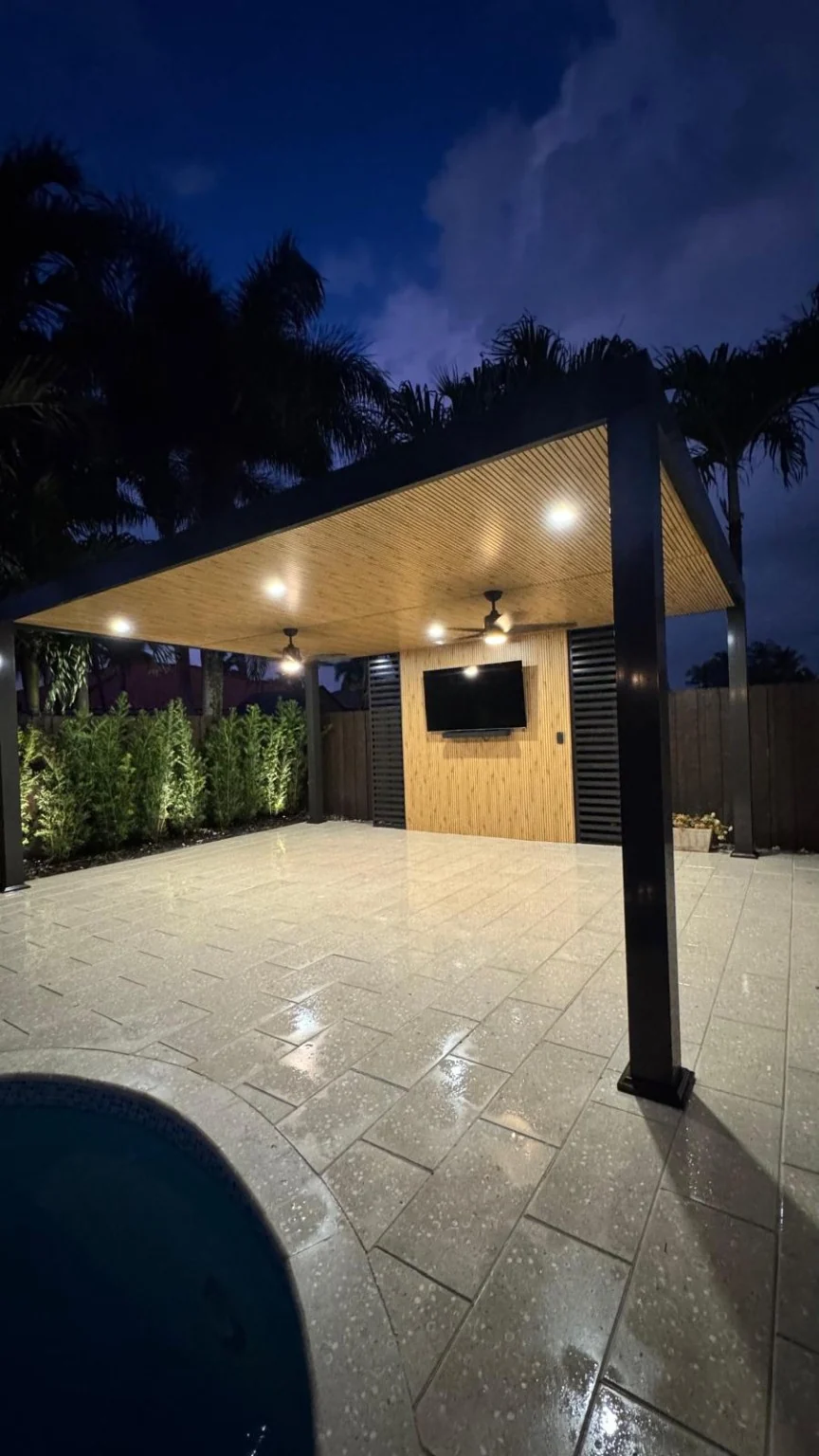 Pérgola exterior con revestimiento tipo madera en PVC de Aluminio Milan