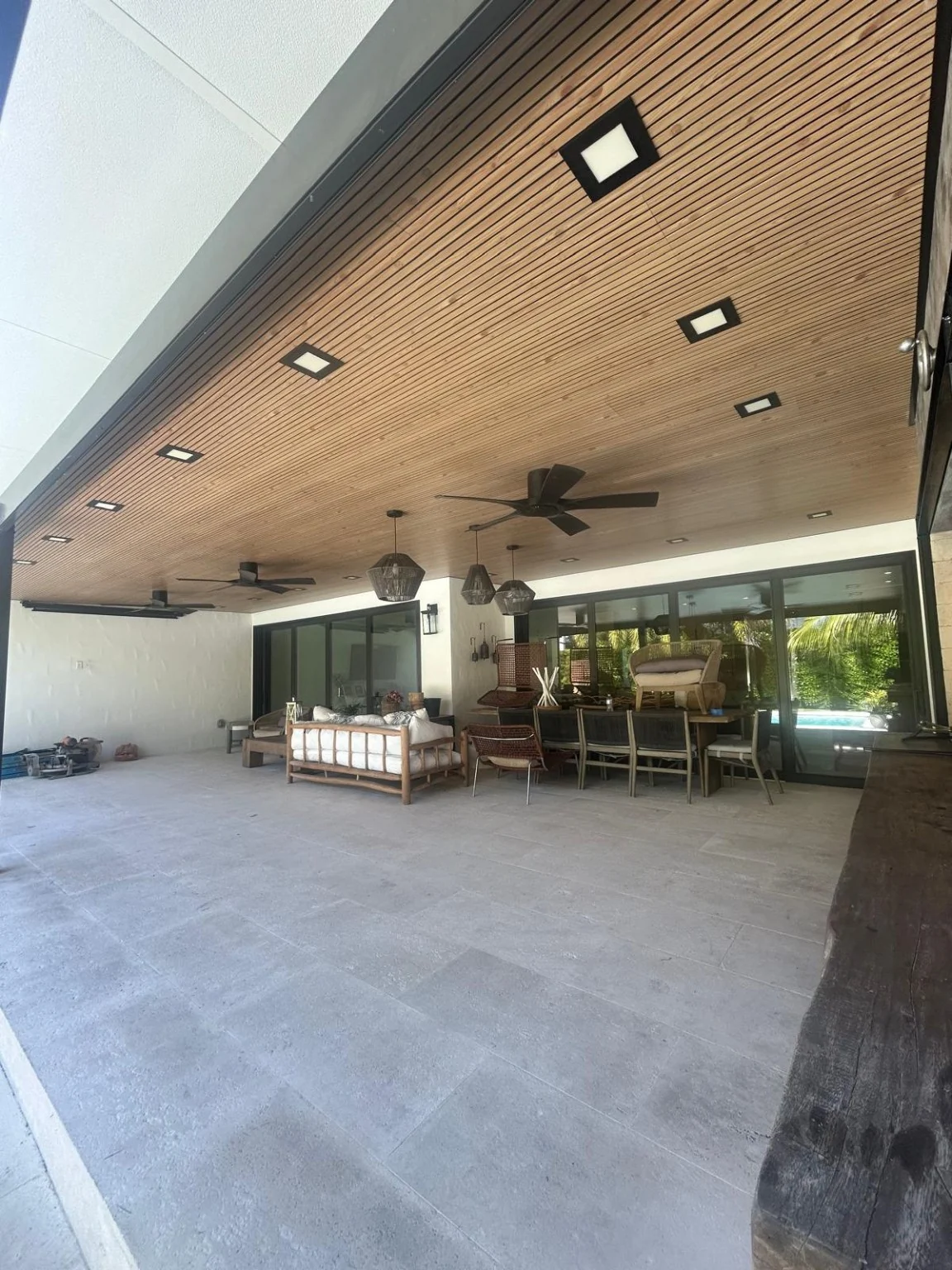 Techo exterior con revestimiento tipo madera en PVC de Aluminio Milan